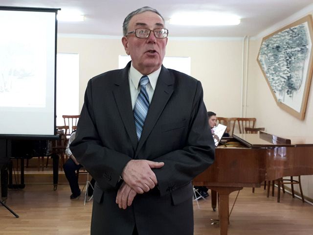 Автор збірки «Полумисок долонь»  доктор мистецтвознавства, професор Олег Смоляк